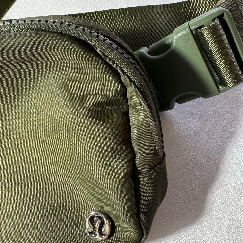 Lululemon Athletica Unisex Belt Bag in Olive
Green Wide Adjustable Strap 9 X 6 - Picture 2 of 4